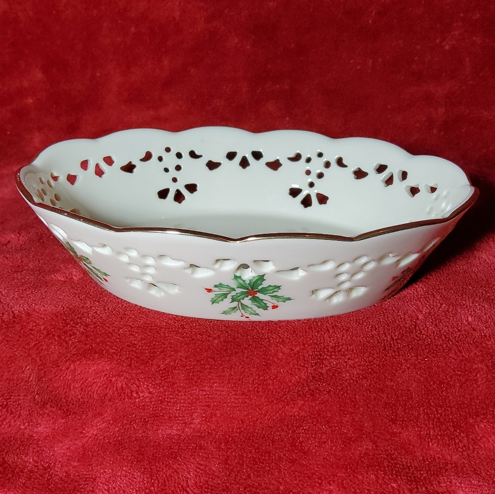 Lenox Holiday 6" Pierced Oval Bowl Christmas Holly With Gold Trim